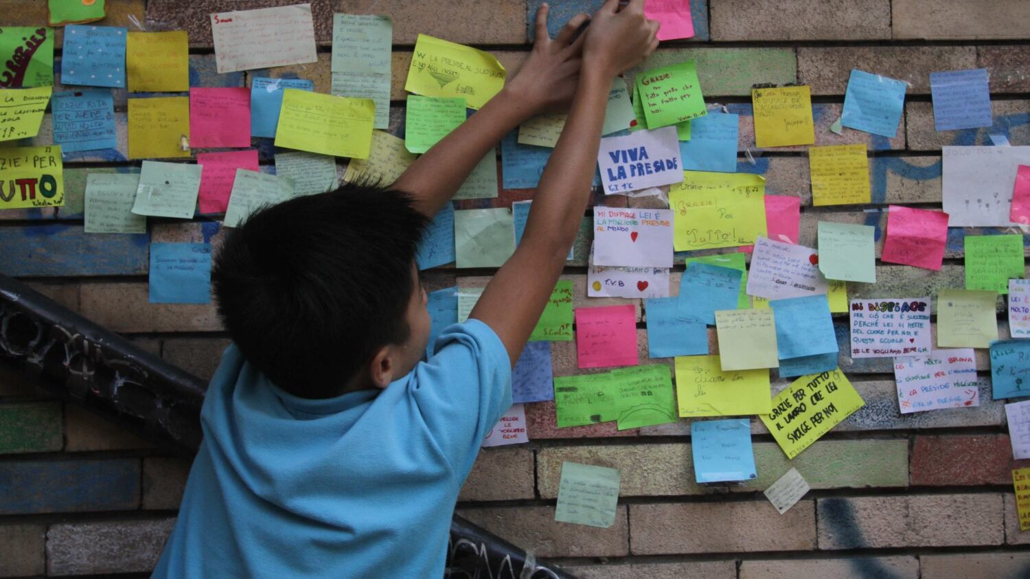 Scrivono insulti al preside: alunni coprono la scritta con il mosaico di post-it