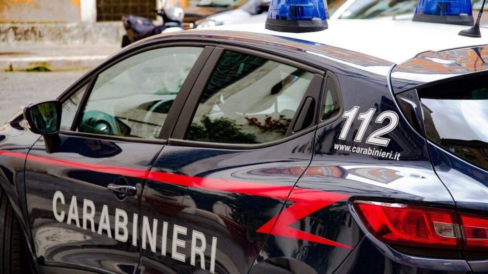 Accoltella il fratello ma la lama si piega: vivo per miracolo