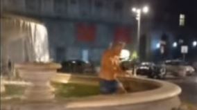 Degrado nel cuore di Napoli: turista fa il bagno nella fontana del Carciofo