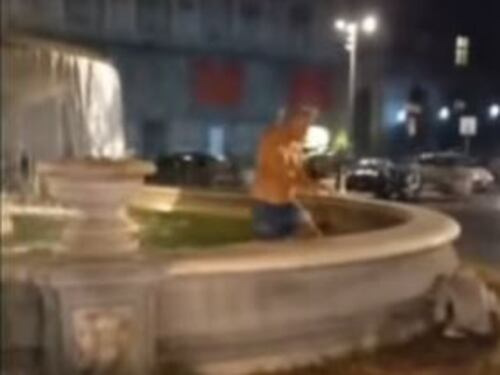 Degrado nel cuore di Napoli: turista fa il bagno nella fontana del Carciofo