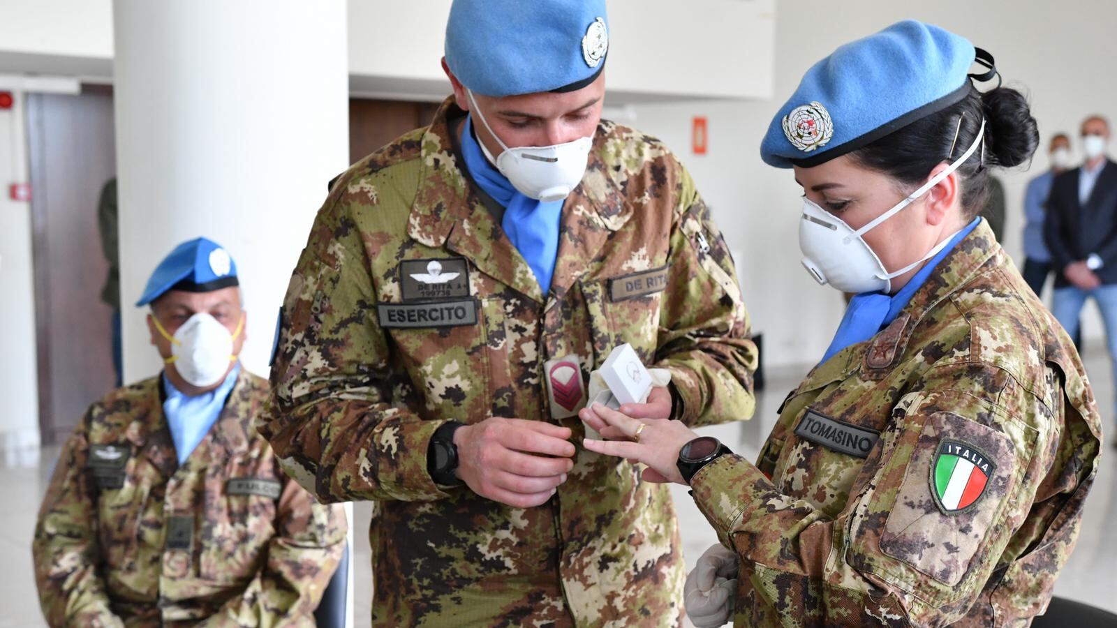 Uniforme mimetica e basco blu; il primo "sì" durante una missione