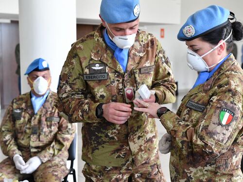 Uniforme mimetica e basco blu; il primo "sì" durante una missione