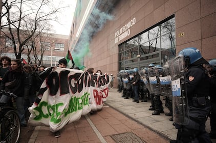 Gli scontri tra manifestanti e polizia a Torino 7