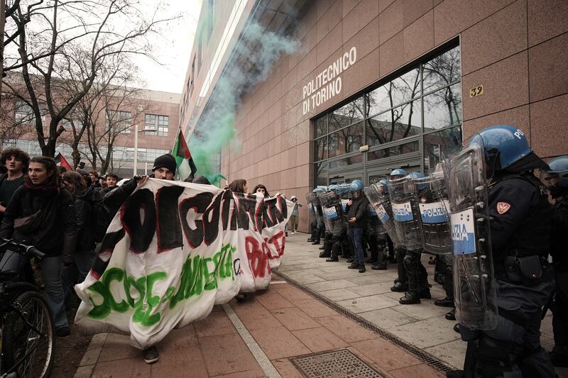 Gli scontri tra manifestanti e polizia a Torino 7