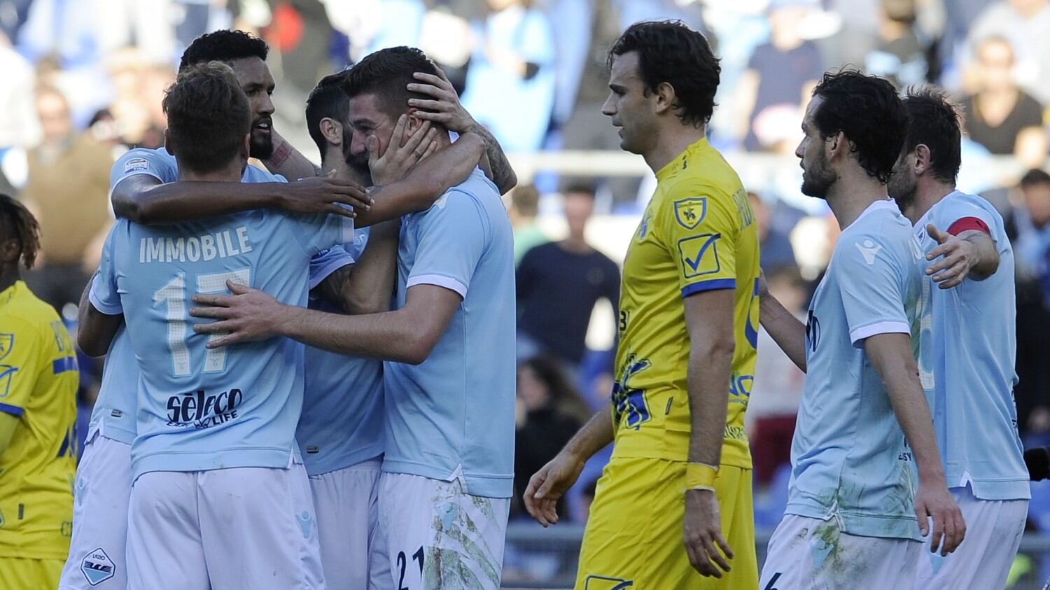Serie A, la Lazio spazza via il Chievo e si prende il terzo posto. La Samp batte la Fiorentina