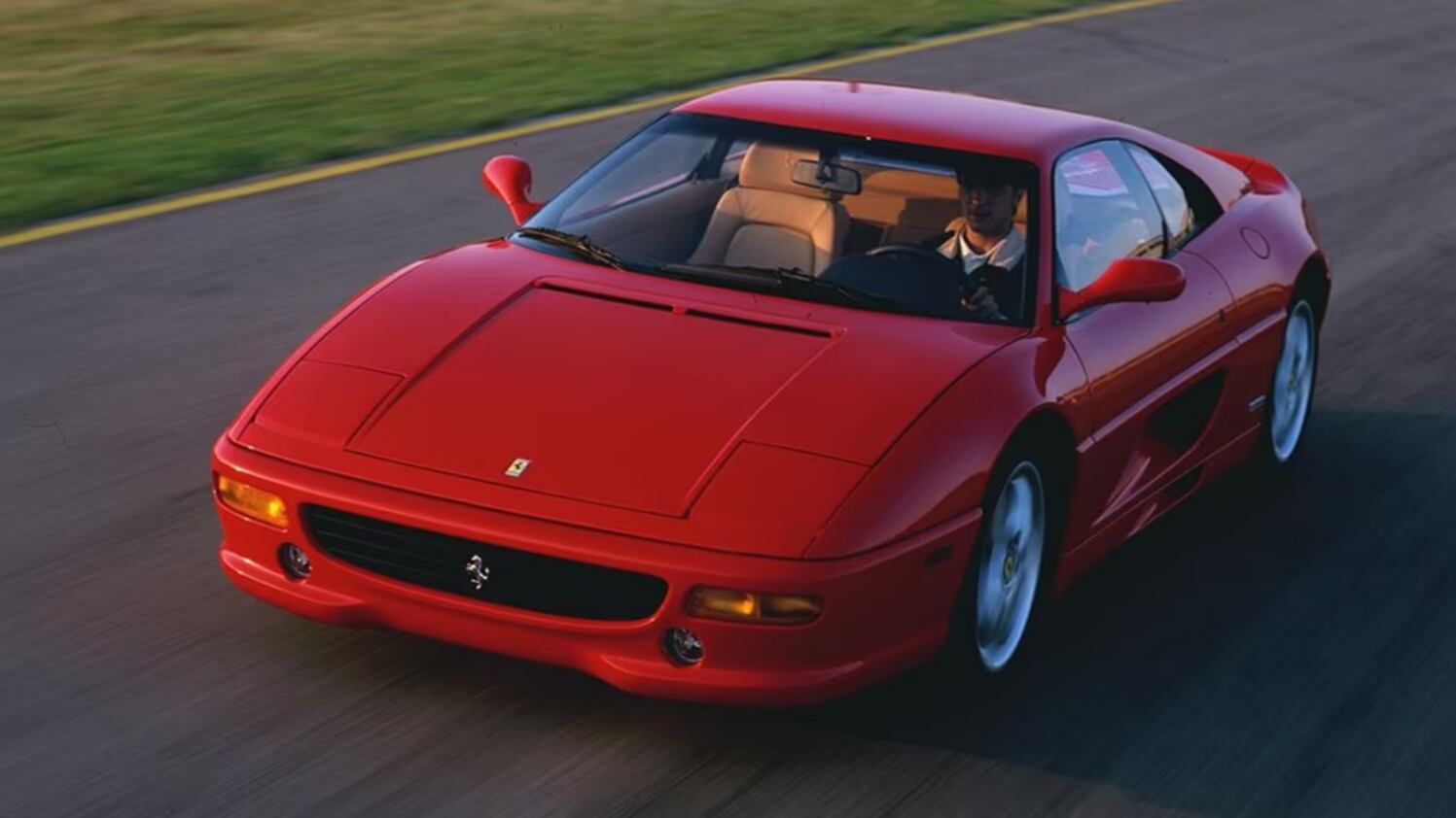 Ferrari F355, l’iconica supercar compie 30 anni