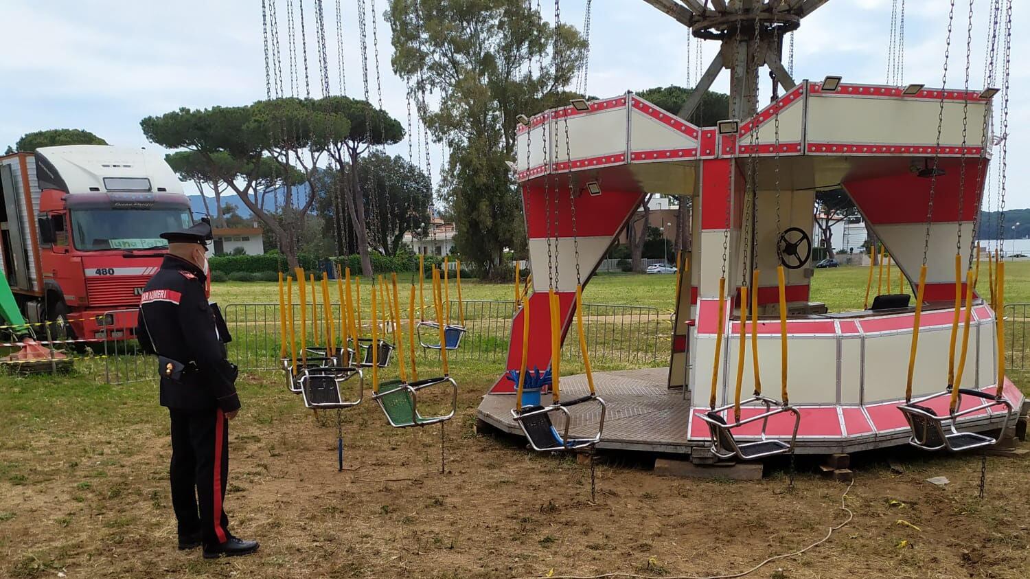Giro da incubo sulla giostra: si rompe un palo, ferito gravemente un 15enne