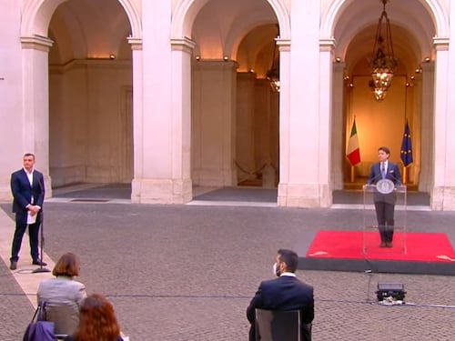 La figuraccia di Casalino mentre parla Conte. Luca Bizzarri: "Si è messo nell'inquadratura. Tutto ridicolo"