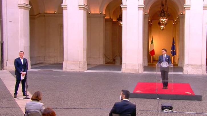 La figuraccia di Casalino mentre parla Conte. Luca Bizzarri: "Si è messo nell'inquadratura. Tutto ridicolo"