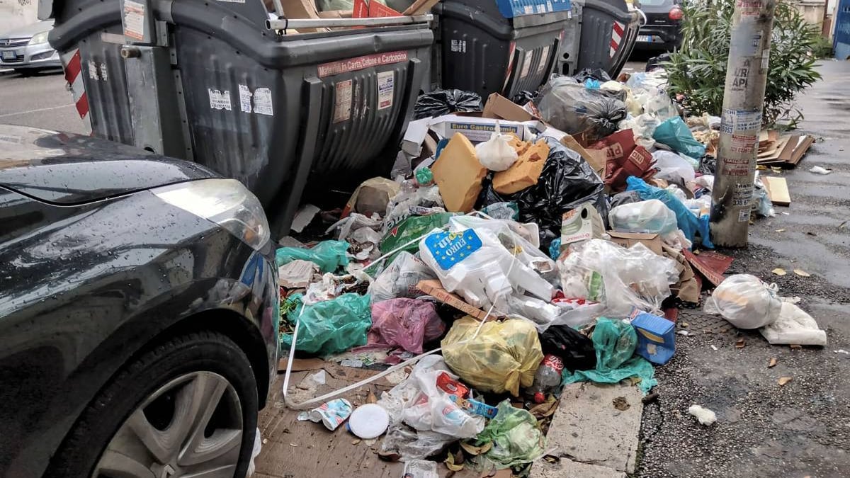 Roma nel caos, tonnellate di rifiuti lasciati per strada: Ama nell'occhio del ciclone