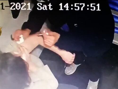 Fingevano di inoculare il vaccino nell'hub della Fiera: fermati leader no vax e infermiera