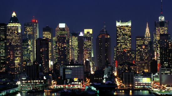 Follia a New York. Uomo sotto la metro, polemica sulle foto