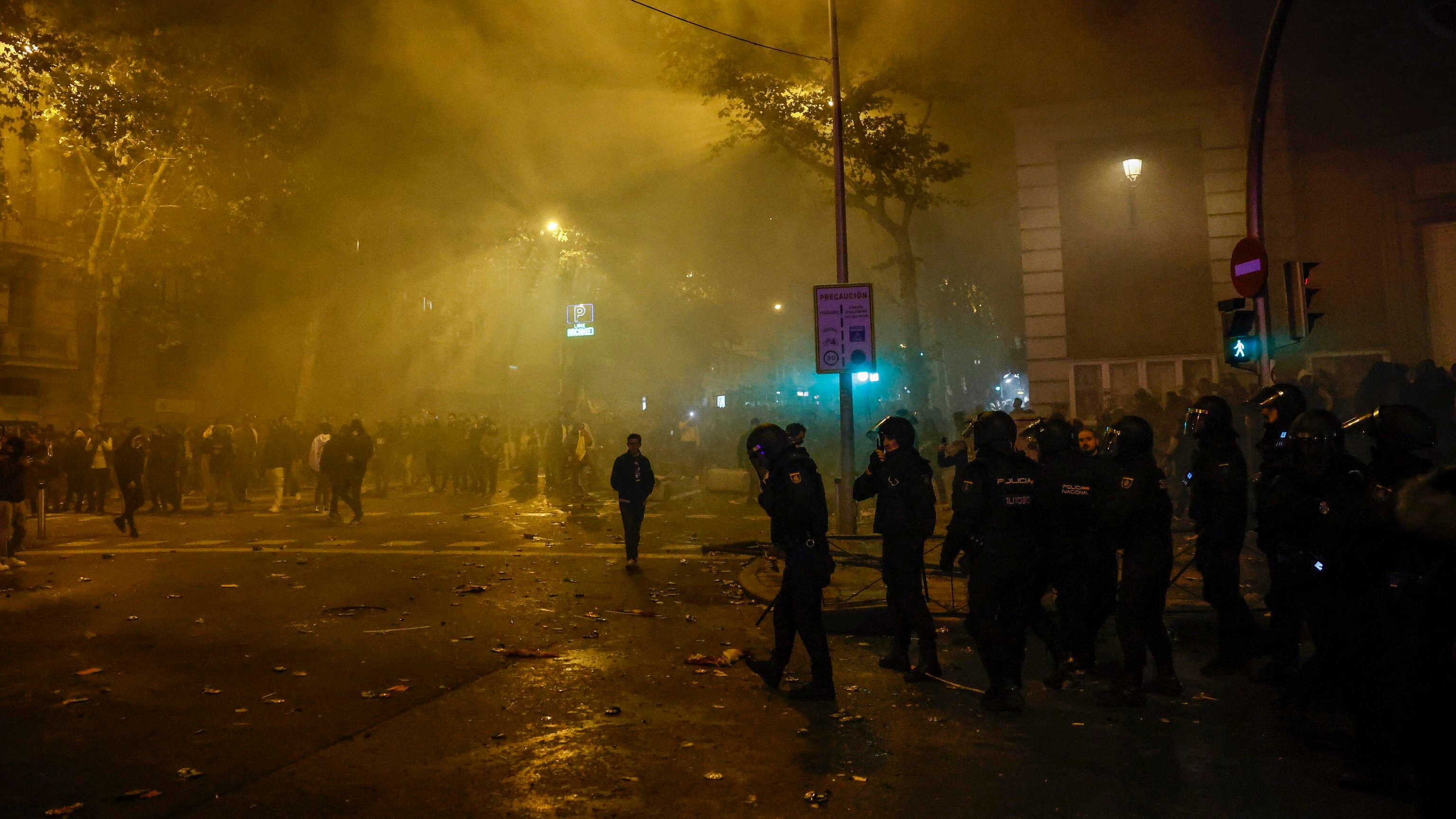 Madrid, guerriglia e caos. Vox incendia la rivolta per l'amnistia ai catalani