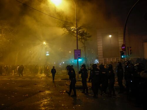 Madrid, guerriglia e caos. Vox incendia la rivolta per l'amnistia ai catalani