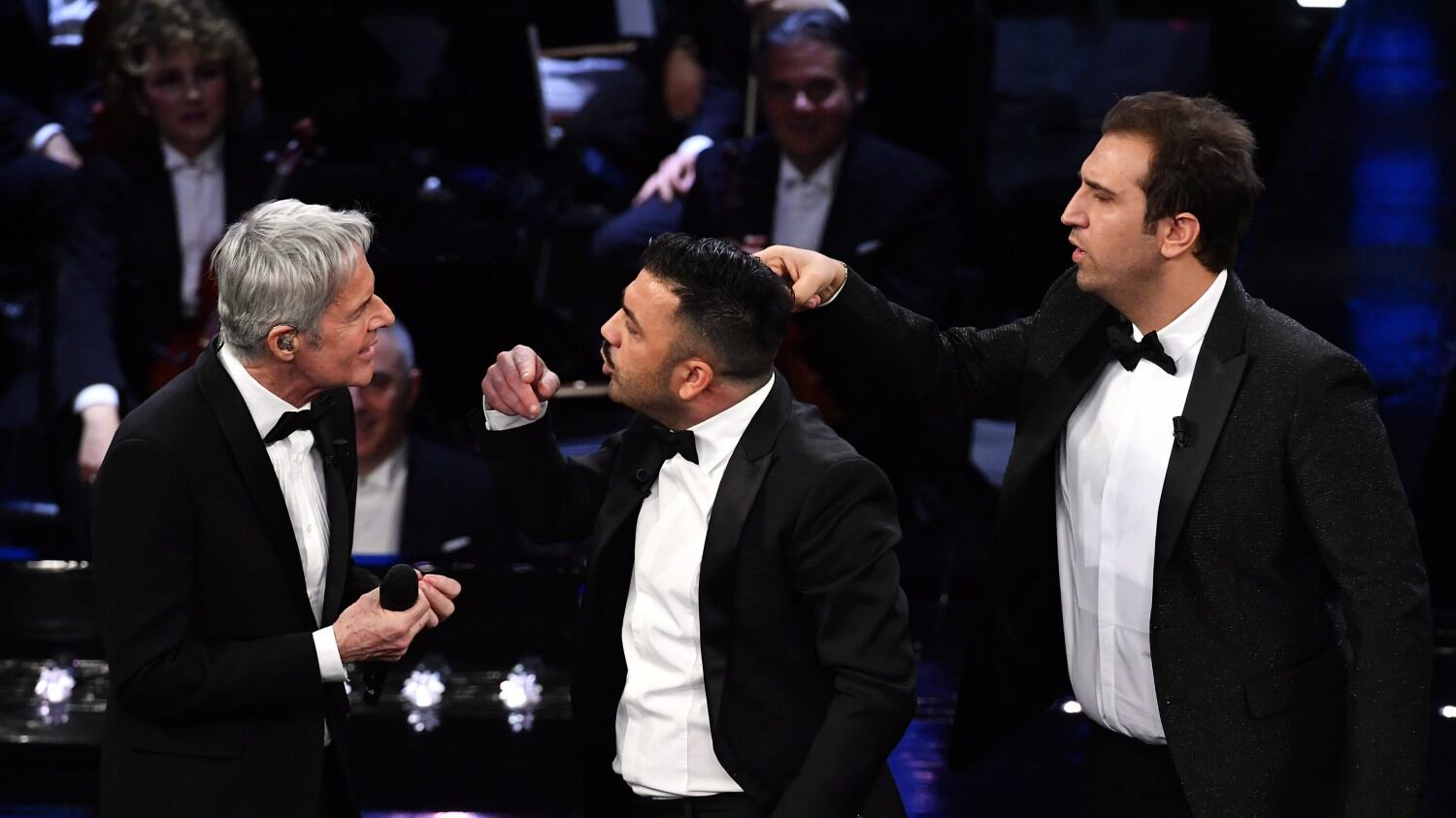 Sanremo, Pio e Amedeo all'ex di Baglioni: "Ormai ha la pancera". E lei si mostra nuda