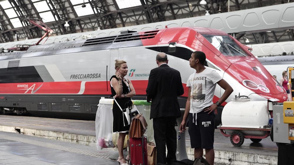 Il Codacons: "Prezzi dei treni triplicati per chi va al sud"