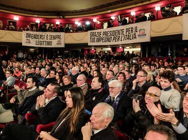 L'affetto che circonda Berlusconi a Milano 6