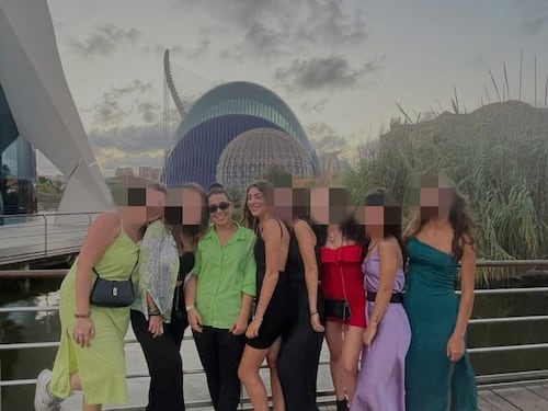 "Pestate dalla polizia spagnola". Il racconto choc di otto ragazze italiane