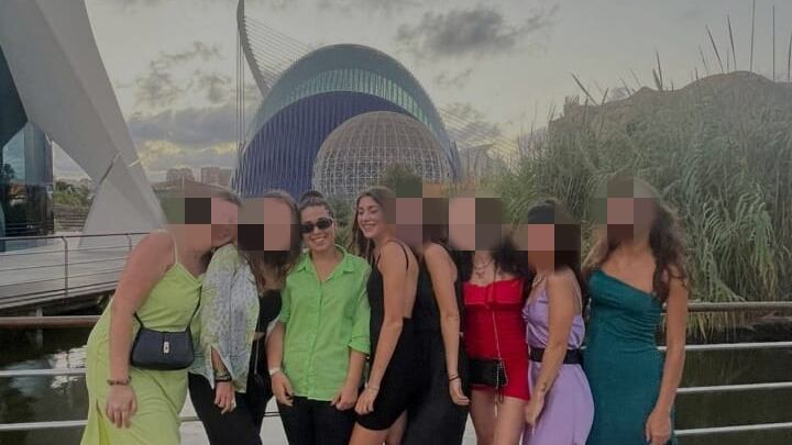 "Pestate dalla polizia spagnola". Il racconto choc di otto ragazze italiane