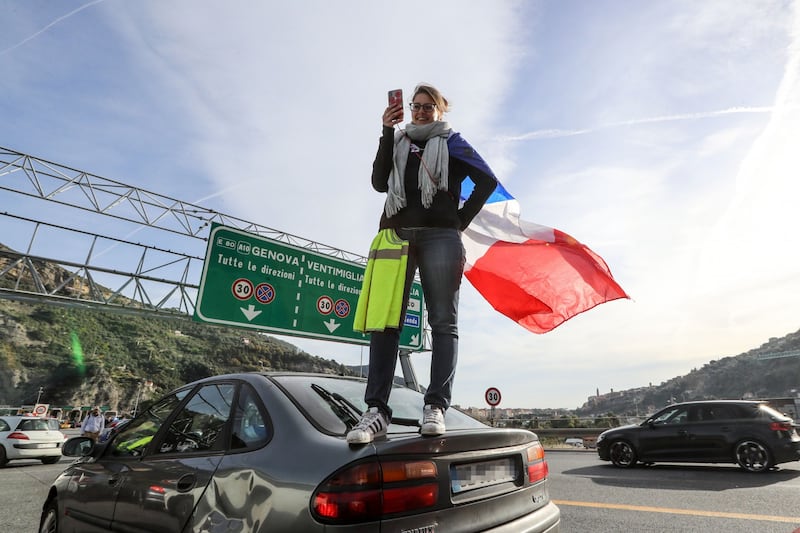 I gilet gialli bloccano l'autostrada al confine con l'Italia 2