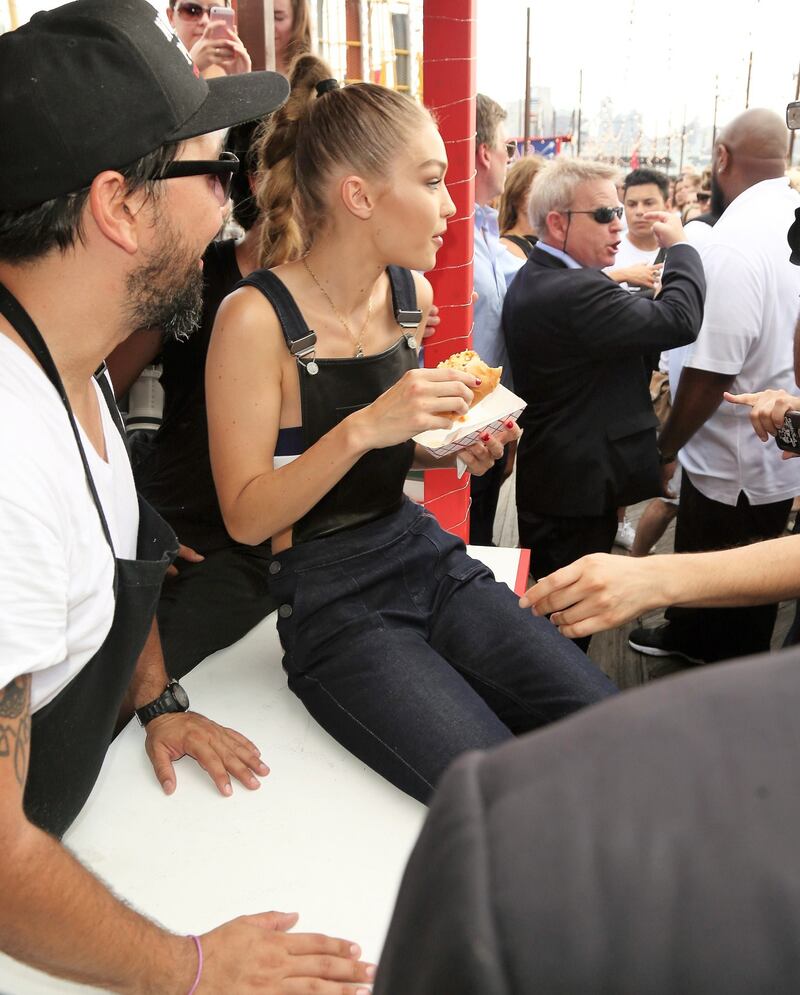 Gigi Hadid a seno nudo per Fendi 39