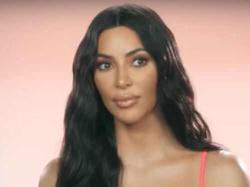Kim Kardashian photoshoppa il suo biglietto d'auguri per i follower