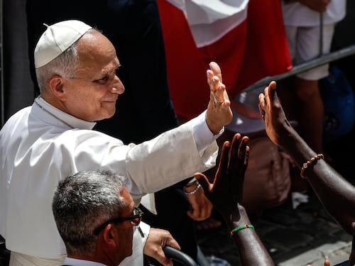 L'angelus di Leone: "Dio non si impone con la forza. La Chiesa si faccia piccola"