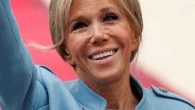 L'indiscrezione: "La moglie di Macron si è sottoposta ad un segretissimo intervento di plastica al viso"