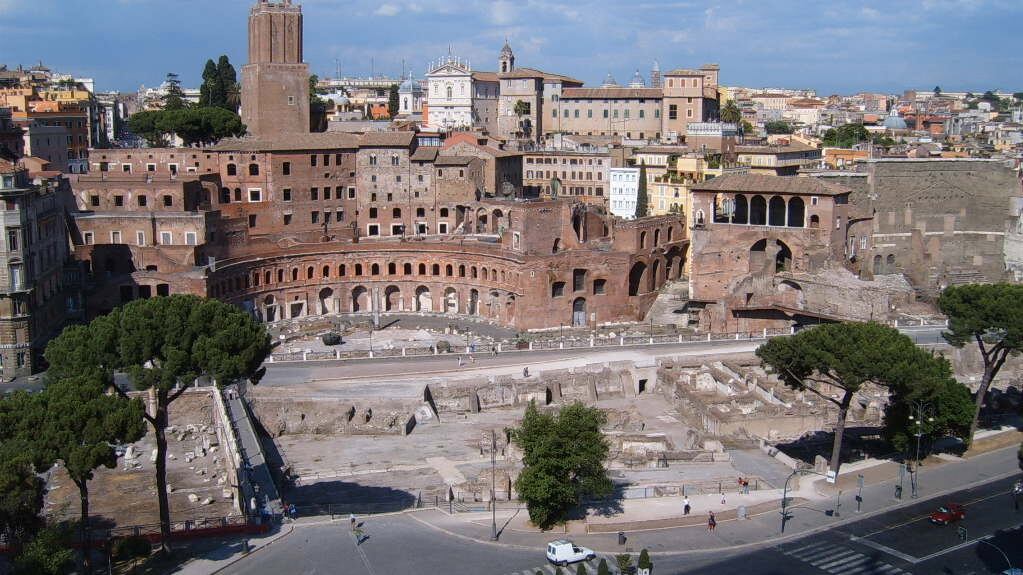 Roma, due turisti fanno sesso davanti ai passanti ai Fori imperiali