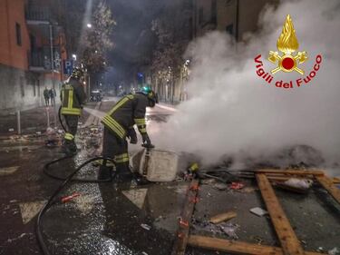 Vigili del fuoco accerchiati mentre spengono un rogo 3