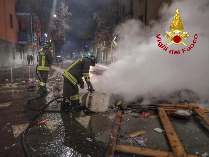 Vigili del fuoco accerchiati mentre spengono un rogo 3