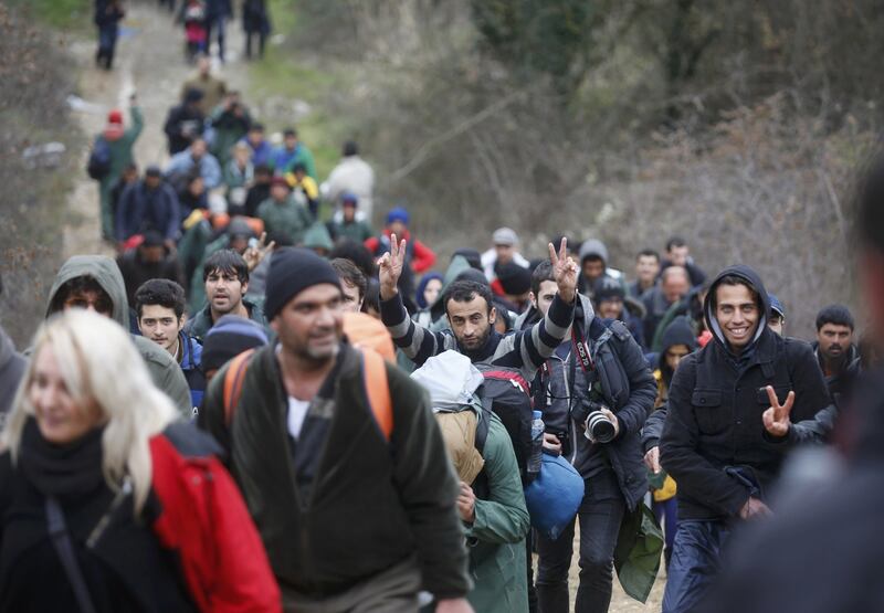 I migranti guadano il fiume tra Grecia e Macedonia 5