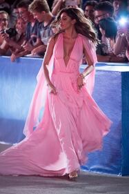 Belen Rodriguez a Venezia: la scollatura è inguinale 31
