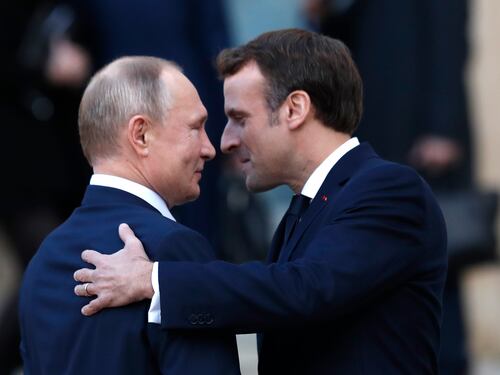 La telefonata di due ore tra Putin e Macron: cosa cambia adesso e cosa si sono detti
