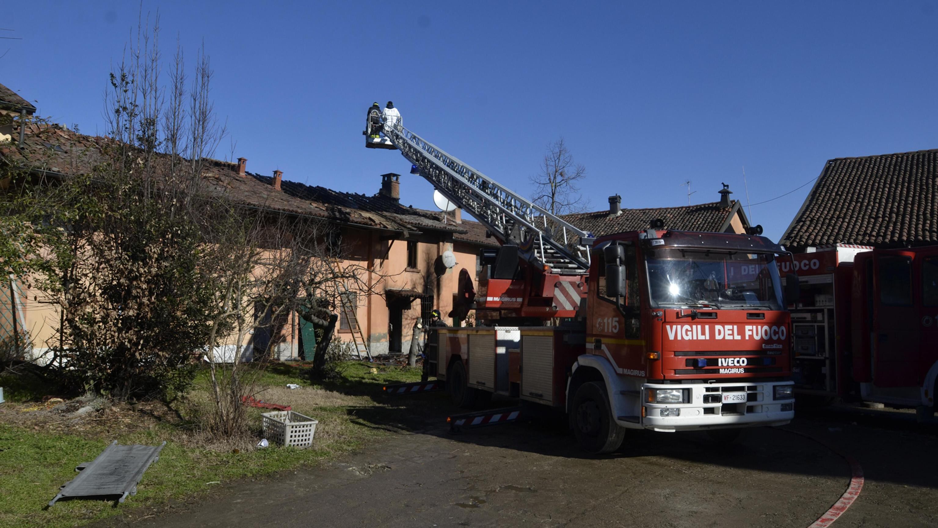 Lodi, rogo nella cascina dei presepi: muoiono tre fratelli e la madre