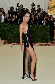 Met Gala 18, Miley Cyrus e la scollatura hot 1