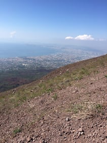 Vivere sulle pendici del Vesuvio tra fatalismo e rischio eruzione 11