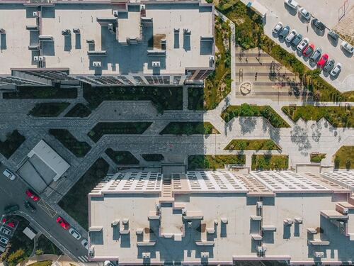 Costruzioni abusive sul tetto condominiale: quando la demolizione è obbligatoria
