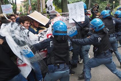 Salvini contestato a Bologna: uova e carciofi contro la polizia 3