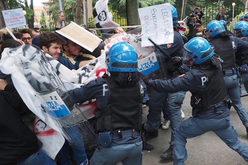 Salvini contestato a Bologna: uova e carciofi contro la polizia 3