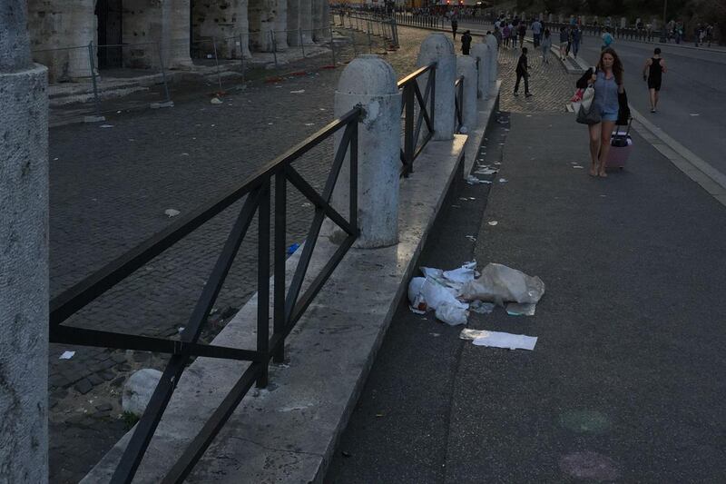 Il Colosseo della vergogna: turisti tra rifiuti ed escrementi 3