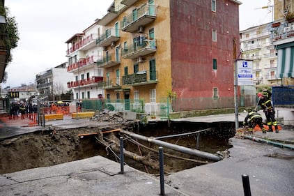 Napoli, maxi voragine in strada a Pianura 10