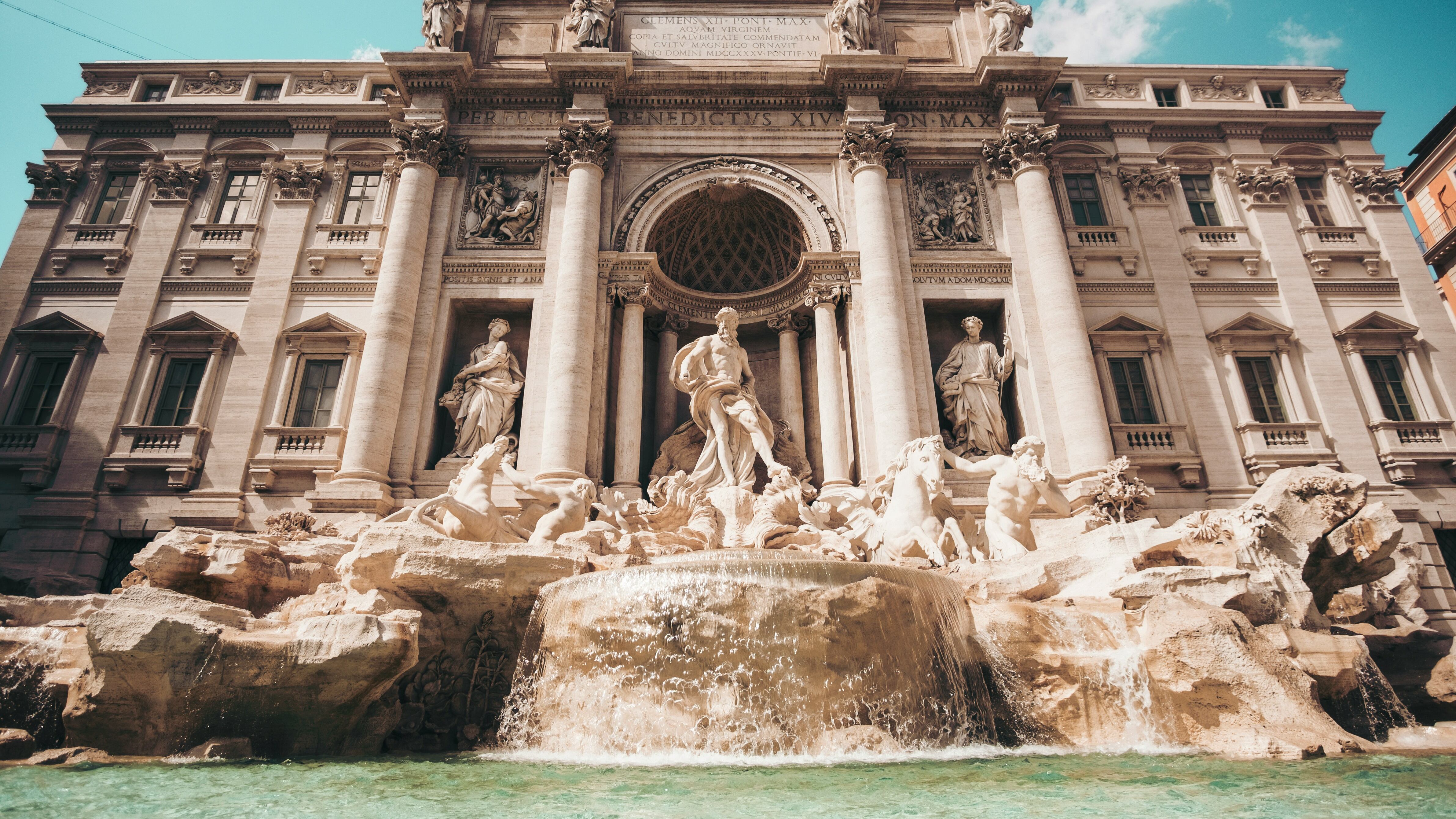 Fontana di Trevi a numero chiuso. Troppi turisti? Arriva il ticket