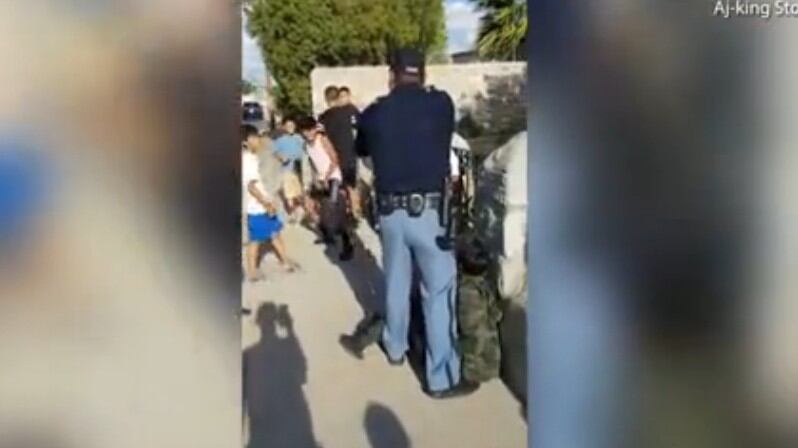 Texas, poliziotto punta arma contro bambini