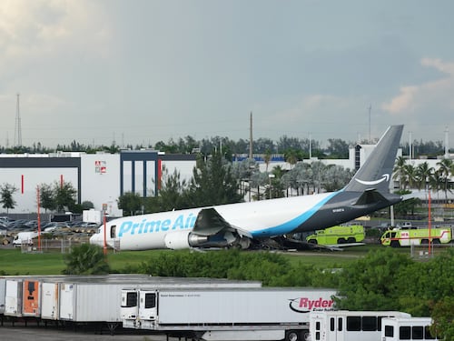 Miami, cargo Amazon esce di pista all’atterraggio: cinque morti e cinque feriti