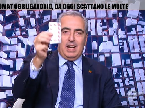 "Si chiama Berlusconina". La gag di Gasparri sulla medicina salva-Italia