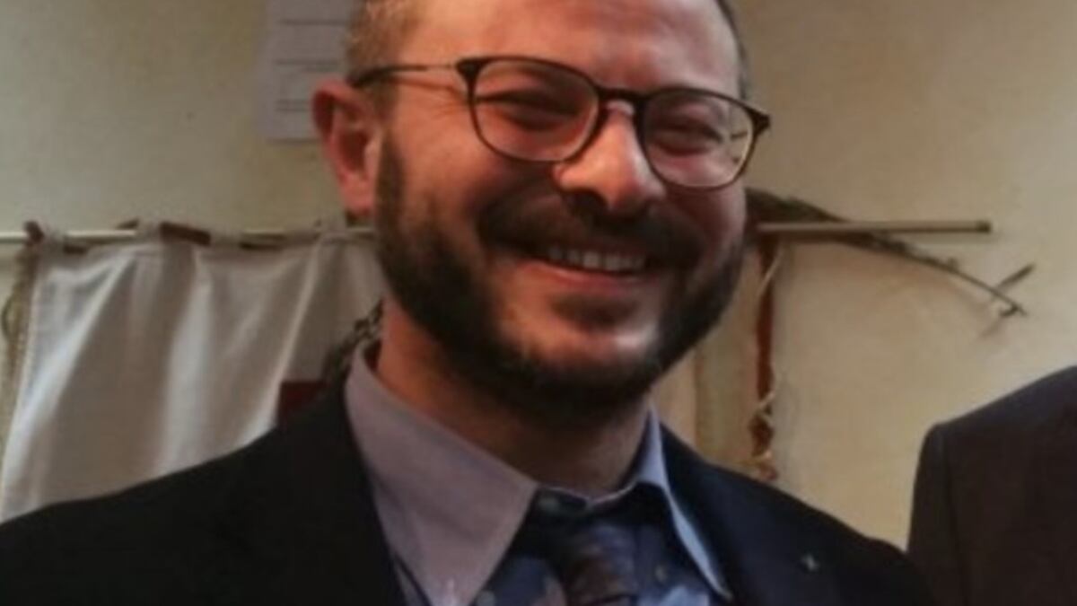 Arresta gli scafisti con un'ordinanza show. "L'Italia scopre altri viaggi esotici a Crotone..."