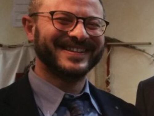 Arresta gli scafisti con un'ordinanza show. "L'Italia scopre altri viaggi esotici a Crotone..."