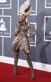 Nicky Minaj sexy con un abito di serpenti 37