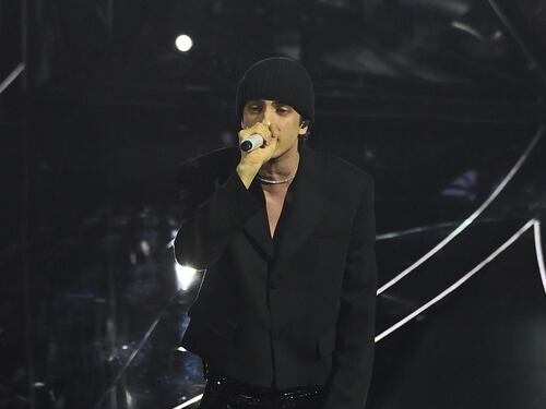 Sanremo 2024: ecco il look della terza serata del Festival di Sangiovanni